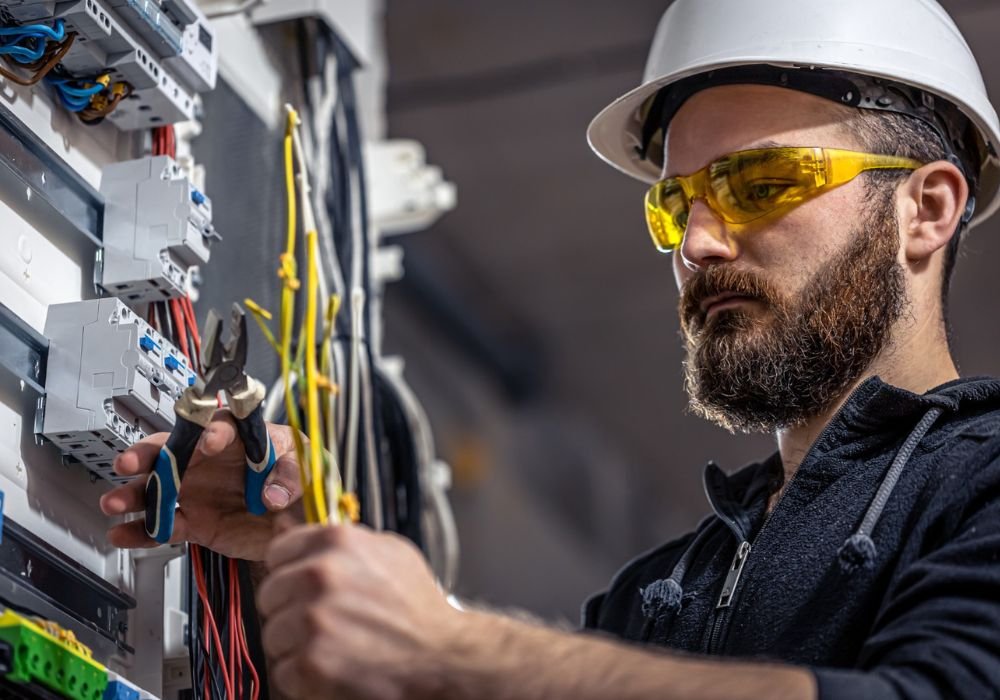 ¿Cuándo debo hacer mantenimiento a mi instalación eléctrica?